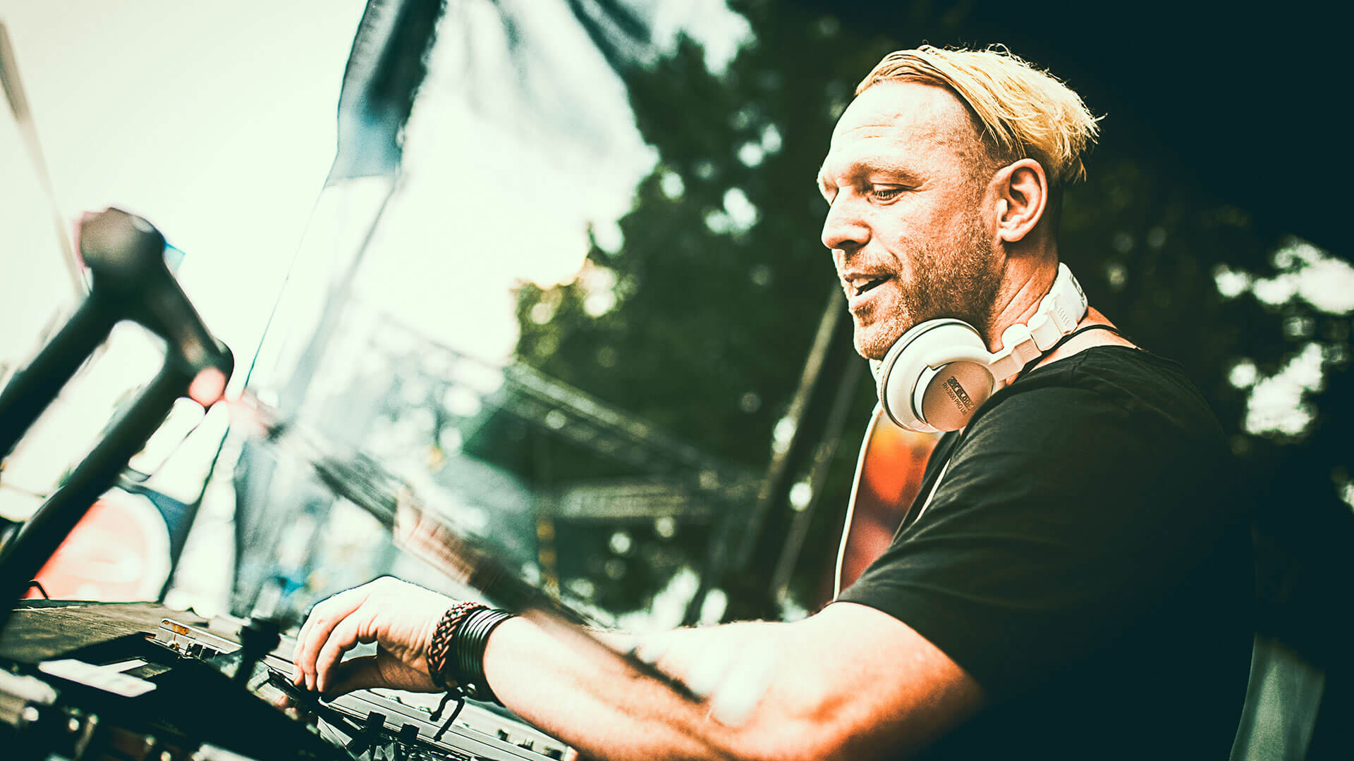 DJ mit Kopfhörern am Mischpult